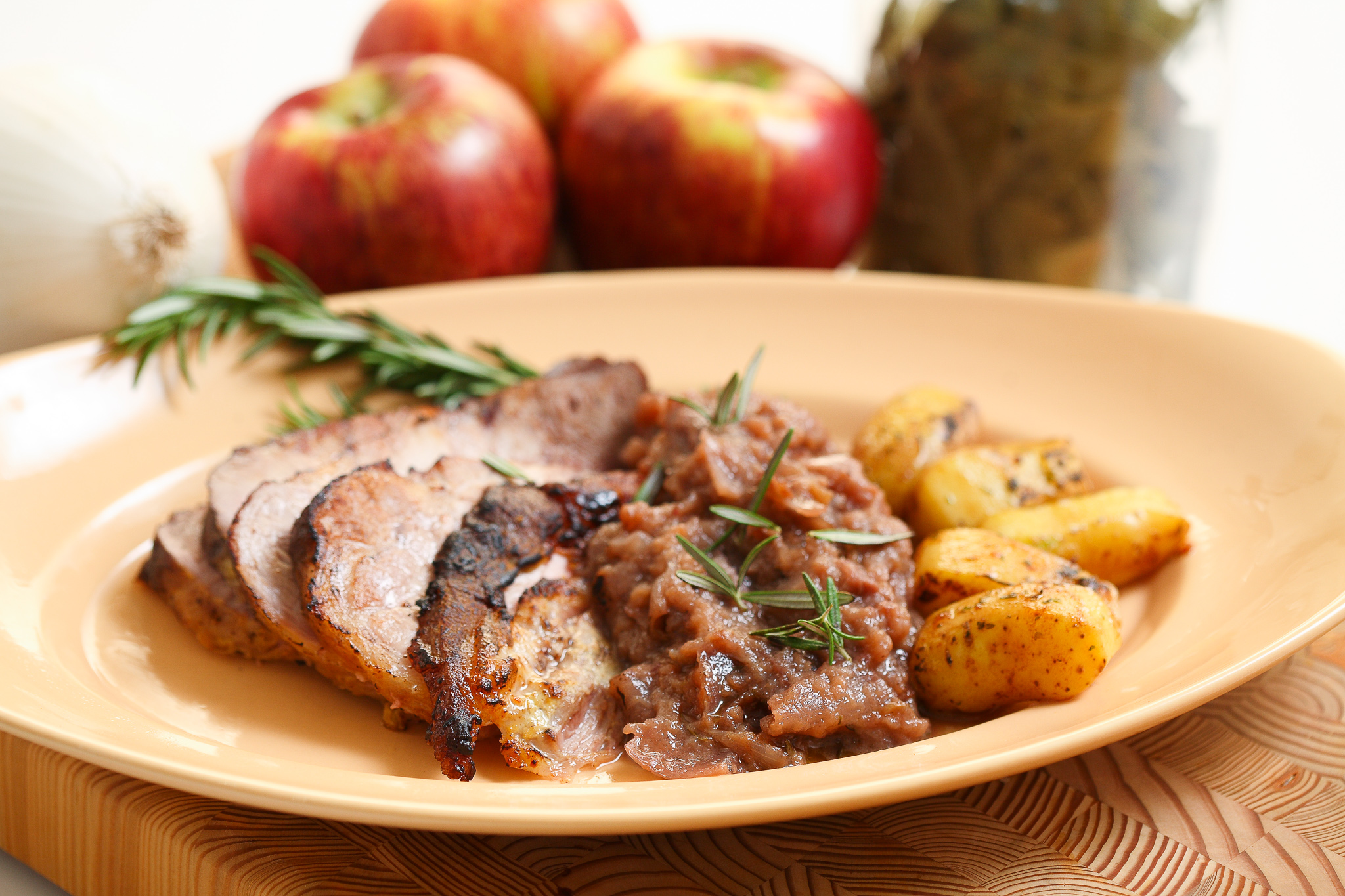 Roast pork with apples and onions